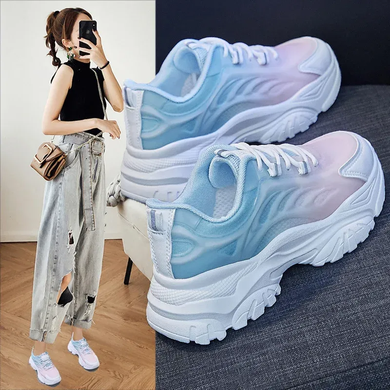 Schoenen Nieuwe Casual AllMatch Mesh Lichtgewicht Sprots Running Shoes Fashion Spring herfst Gemengde kleuren Ademend platform Sneakers