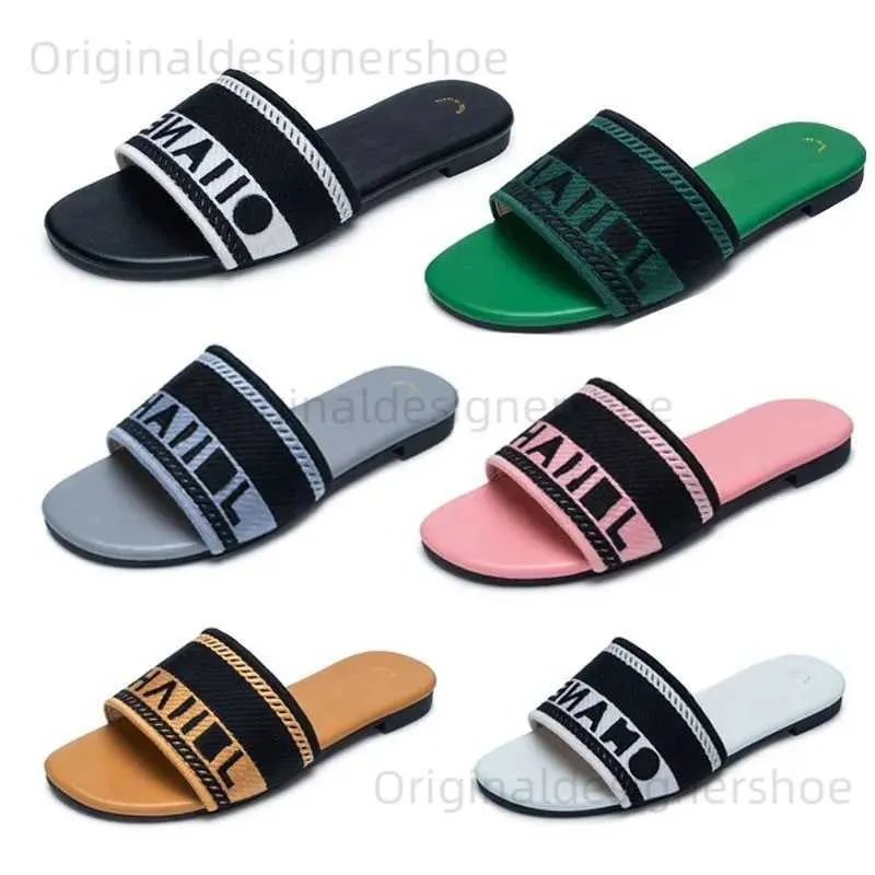 Les pantoufles paires de créateurs glissades Femmes Broidered Tissu Sandals Sandales Summer Beach Walk Slippers Fashion Low Talon Flat Slipper Chaussures de luxe Taille 37-42 T240403