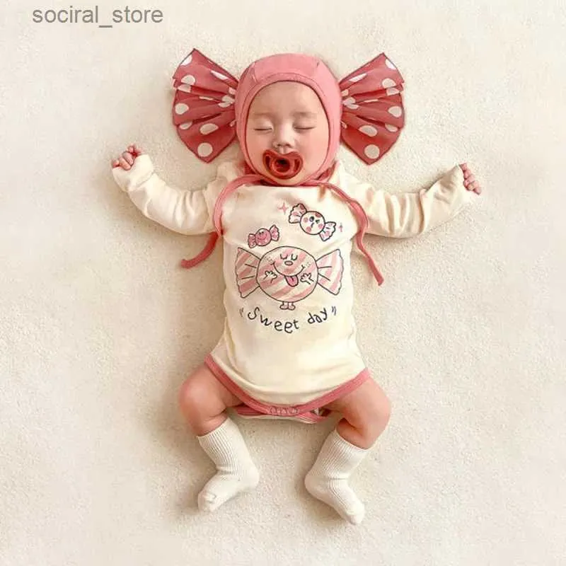 Rompers 4993B Newborn Clothes Baby Bodysuit 2023 Spring Autumn Cute Pink Candy Girls One Piece Clothes Climing Clothes with Hat L240402