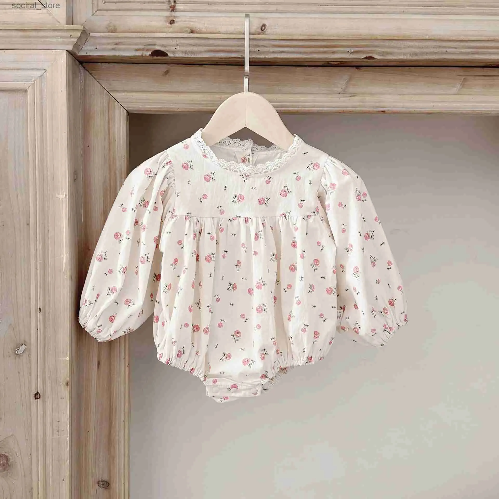 Rompers 2024 Spring New Baby Girl Long Sleeve Lace Collar Bodysuit Söt blommuttryck Nyfödd spädbarn Jumpsuit Småbarn Princess Kläder L240402