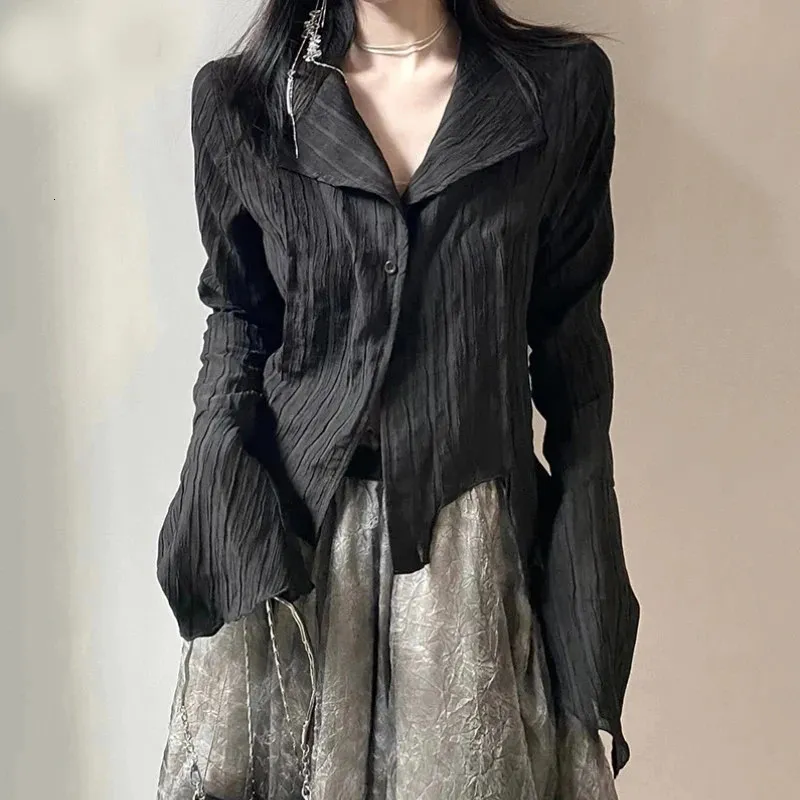 Gotische Frauen schwarze Hemden Korean Dark Academic Weibchen entworfene unregelmäßige Tops Spring Modes Streetwear Y2K Bluse 240321