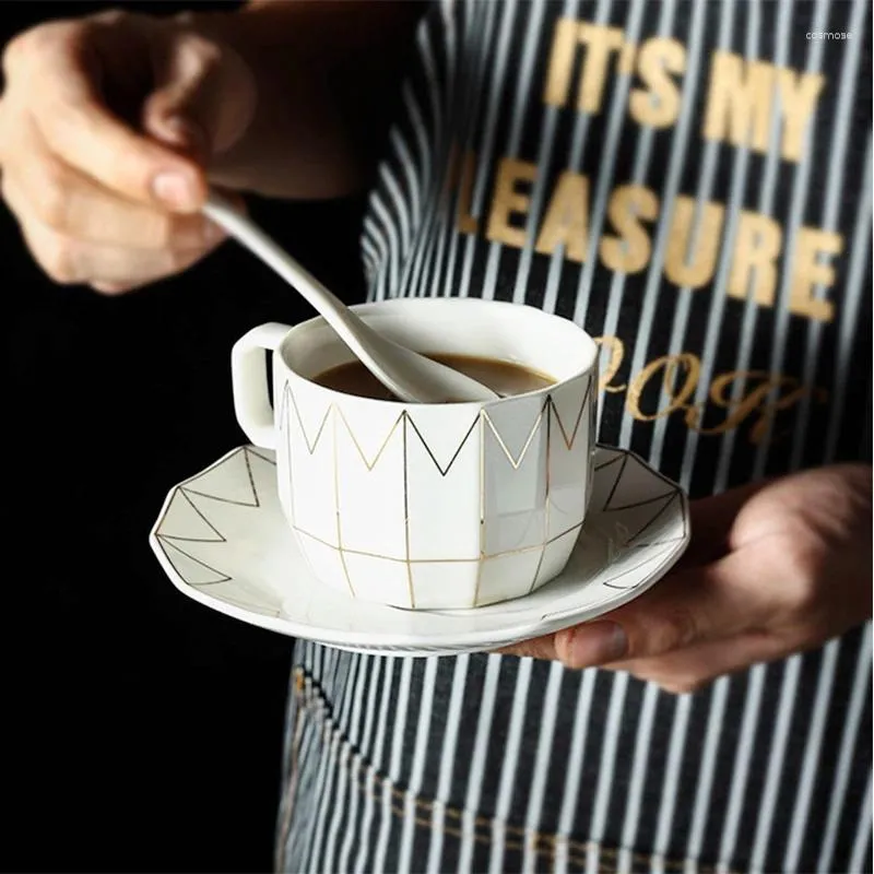 Чашки блюдцы европейская кофейная чашка золотая линия геометрия творческий дизайн простой белый латте кафе набор 220 мл фарфорового подарка