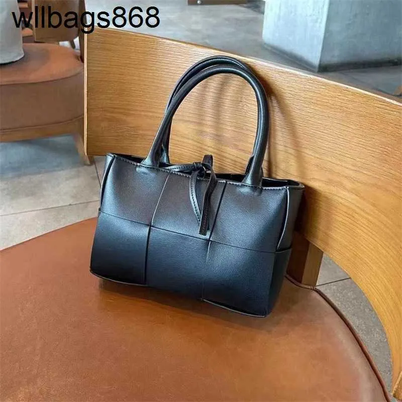 Handbag Bottegvenetass Venetss Arco Online Store Small Large Fashion Woven 2024 Capacity Tote Bag Leather Textu