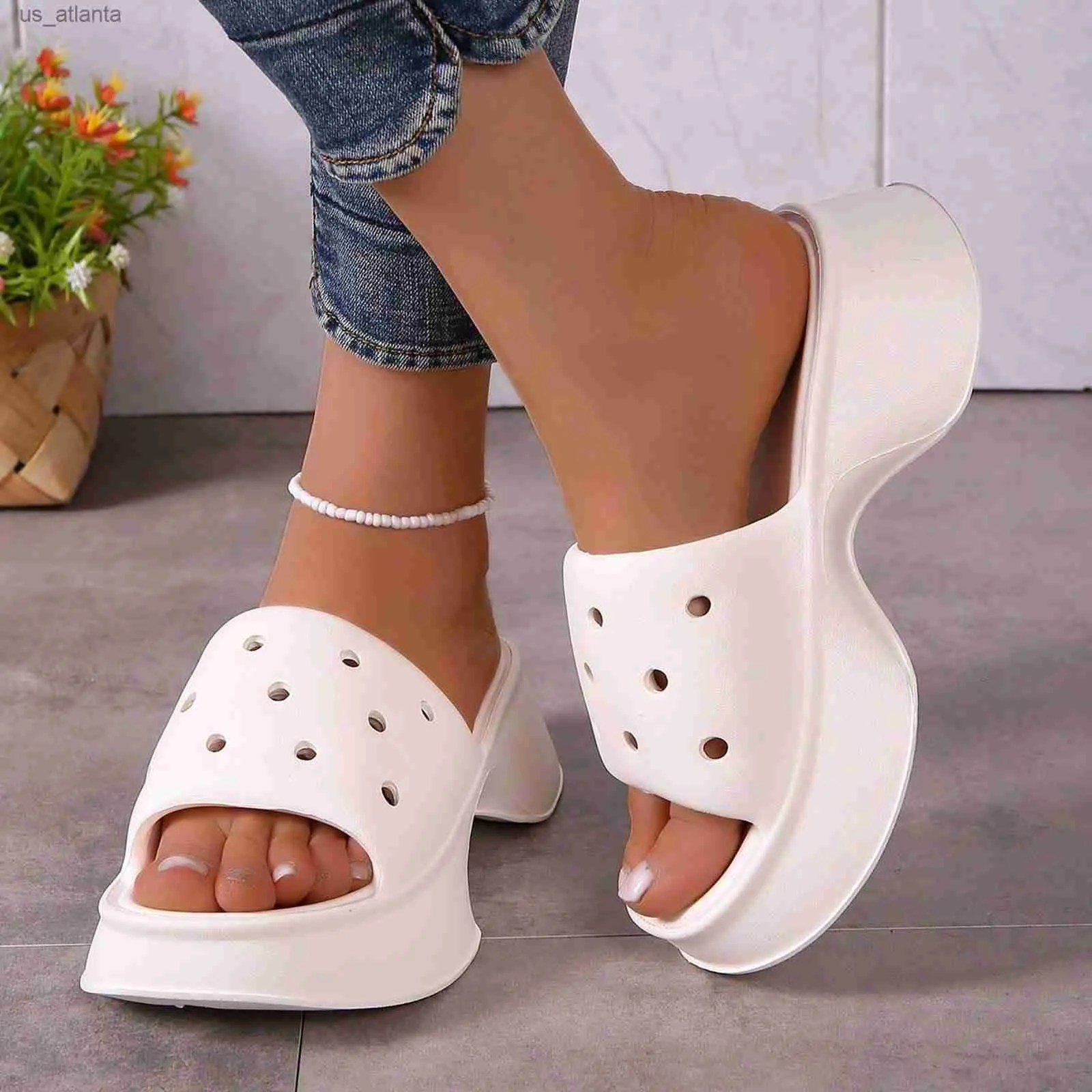 Slippers plateprom Ventilation décorative slogs glissez les sandales de plage extérieures pour femmes Summer Femmes Chaussures