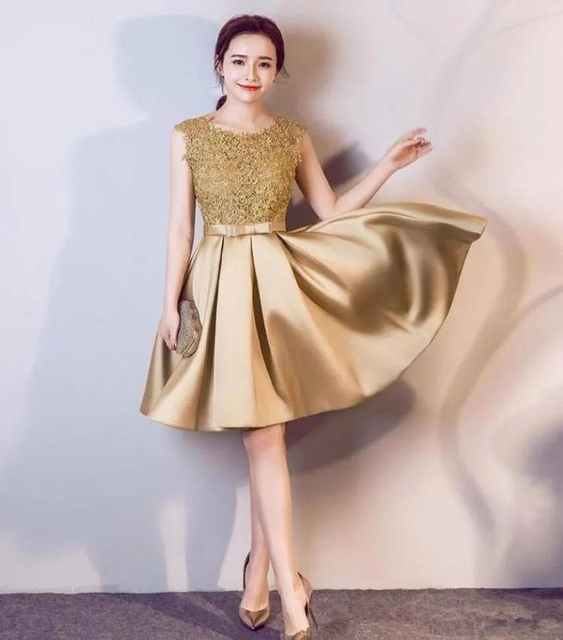 2020 Gold Short Homecoming Dresses With Bow Crew Neck Lace Top Graduation Party Gowns Satin A Line Billiga cocktailklänning74133594485005