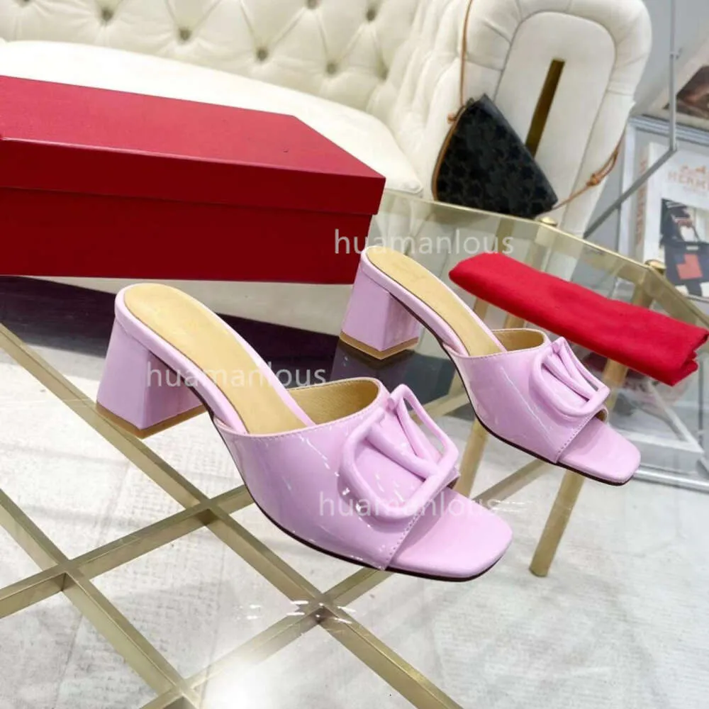 Un designer di sandalo di lusso Slipper End 2024 Light High Heel Quality Women New Walentino Shoe High Lady Shipping Slifors Cambogia Sliponi da donna 2O04