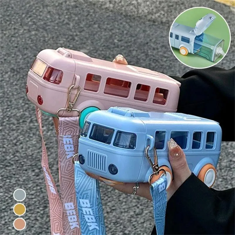 Tazas de tazas Copa de forma de autobús linda para niños Agua portátil en botella de paja de automóviles pequeños para niños con correa para el hombro