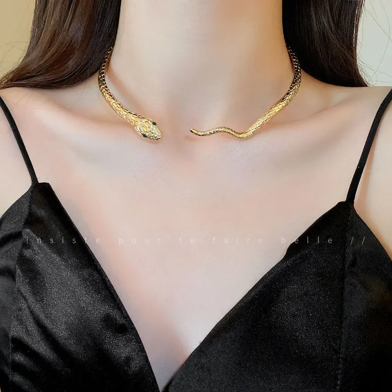 女性用のメタルヘビ型ネックレス