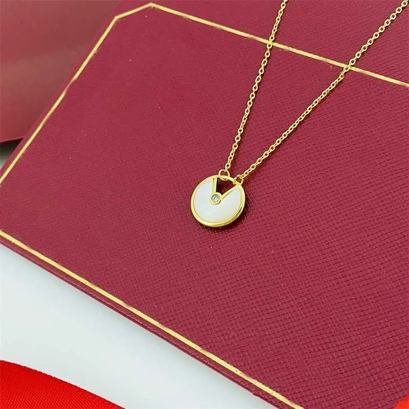 Klasyczny projekt miłosny biżuteria amulet kobiet 18K Rose Gold Splated Kolorowy czerwony wisiorek łańcucha jadeiła prosty naszyjnik z logo