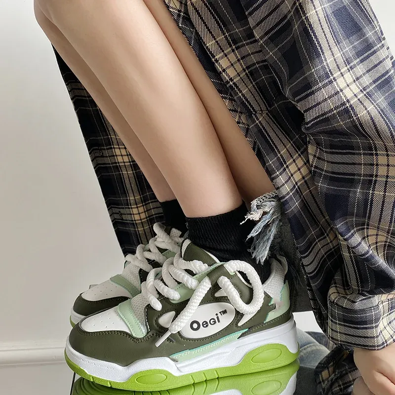 Sapatos 2023 Mulheres Luxo Esportes Sapatos Esportes Spring outono Novo cor mista verde vermelho moderno solo solo casual tênis zapatos de mujer