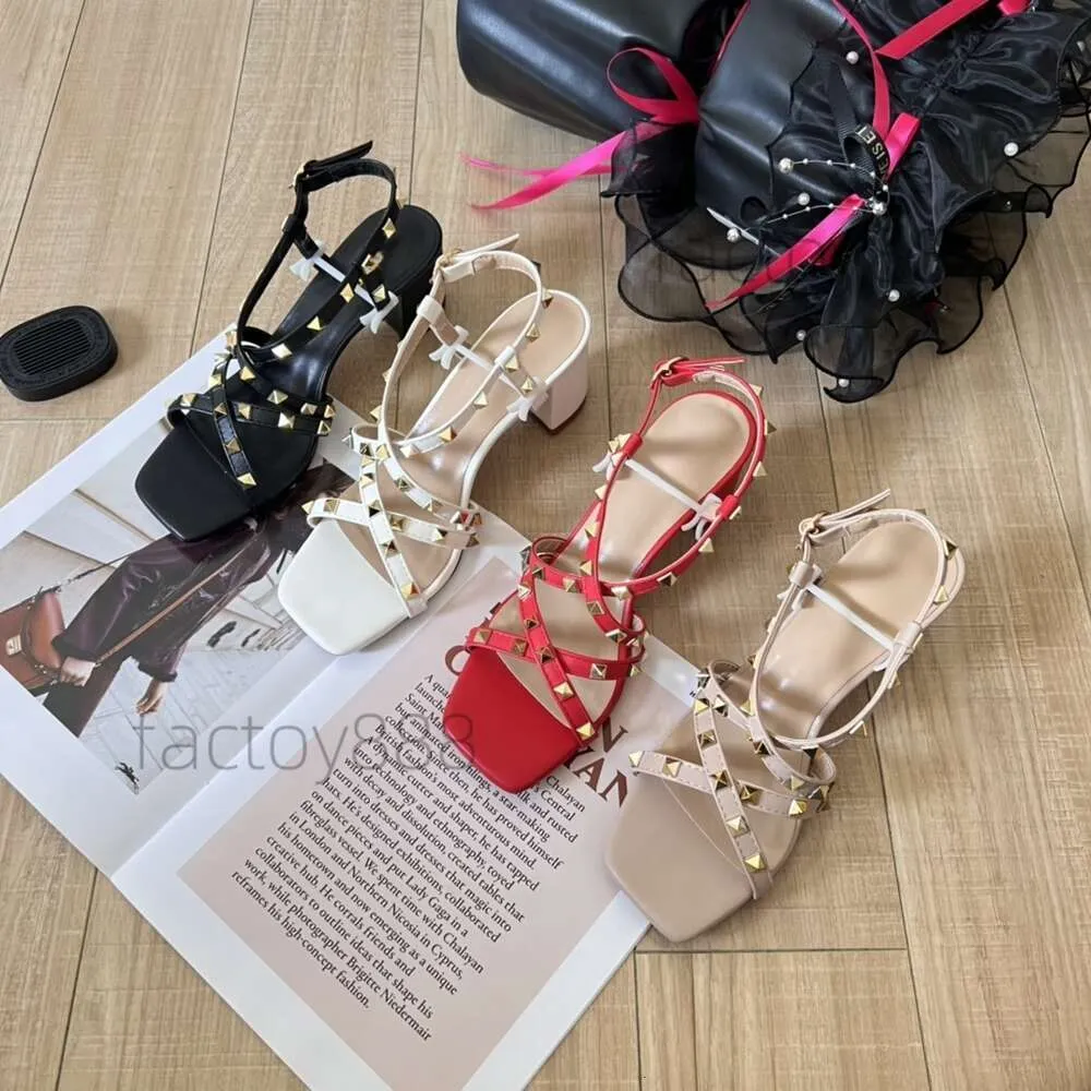 2024 Summer Luxury Designer Fashion Stud Sandals 7 см. Бликованные заклепки заклинание подлинные кожаные насосы Ladies Sexy High Heels Fash