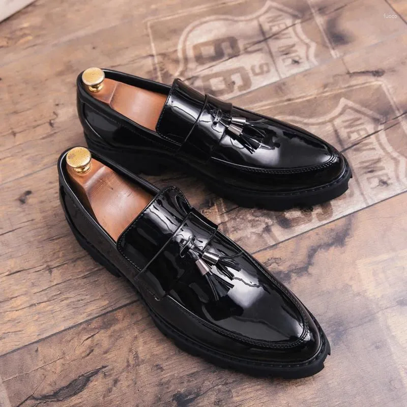 Sapatos casuais masculino Business Black Solid Slip-On Tassels Shoe Shoe Breathable Patente Leather Supotor Gentleman Plataforma Male