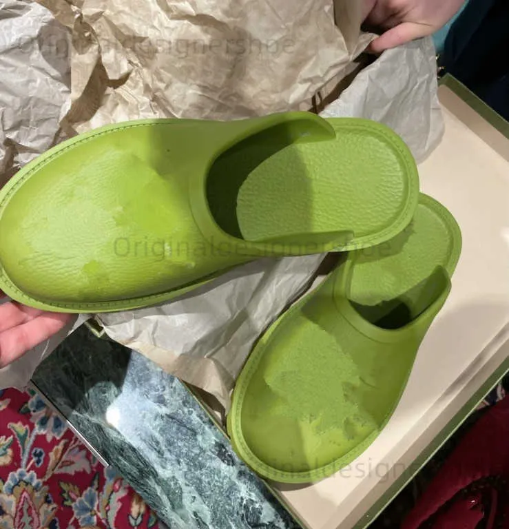 Kapcia 2021 Designerka damskie damskie masywne pięta kapcie sandałowe wykonane z przezroczystych materiałów modne i urocze słoneczne buty na plaży kapcie T240403