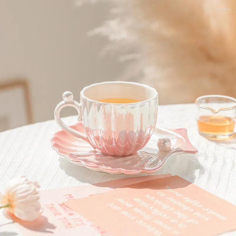 Tazze piatti di caffè tazza di perle conchiglia moderna tazza di ceramica ceramica con gradimento da matrimonio tè pomeridiano e set di piattini. Regalo di compleanno