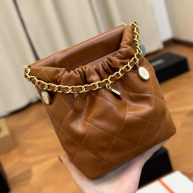 French Classic Mini Designer Crossbody Sac fourre-tout Luxury Fashion Diamond Match Double lettre matelassée Sac à épaule authentique en cuir de grande capacité Brown Hands