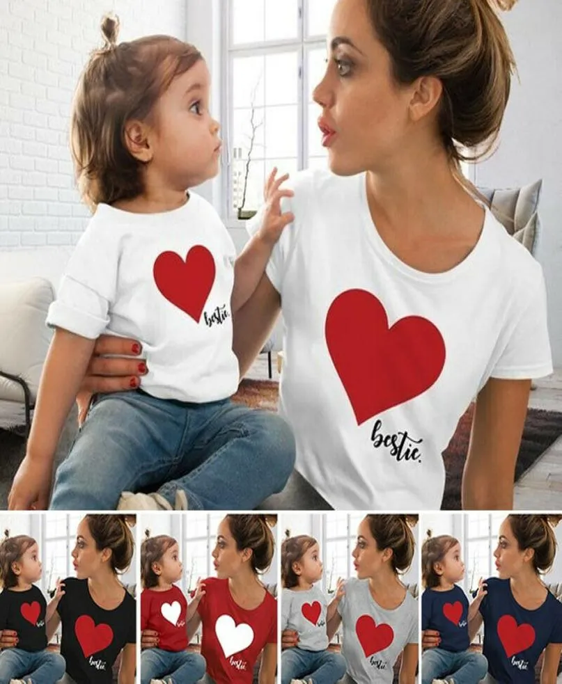 2020 FAMILJ MATCHING Outfits Parentchild Mother and Daughter Matching Clothes Heart Printed Tshirt Tops Blus Designer8824551