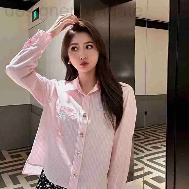 Chemises de chemisiers pour femmes Designer nouveau produit lettre de poche de poitrine brodée Crystal Diamond Backle Small Fragant Vent vieillissement rose blanc rose Stripe Shirt