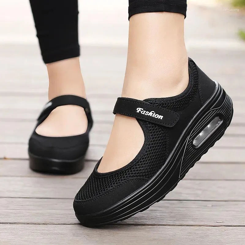 Chaussures décontractées Femme Tennis Hook Loop Air Cushion Shoe non glissée Sole Breffe Femelle augmenter les chaussures de marche extérieure Sneakers