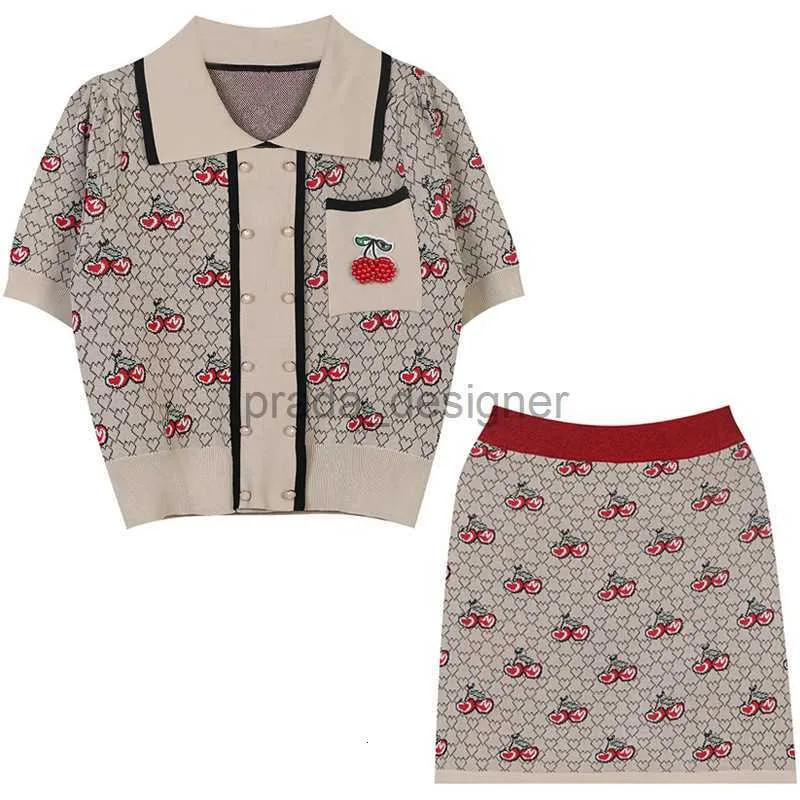 24SS Summer Women's Two Piece Dress Designer Pullover Short Sleeve Lapel Cherry Embroidery Beaded Knitted Top and Half kjol Tvådelad kostym F-H8372