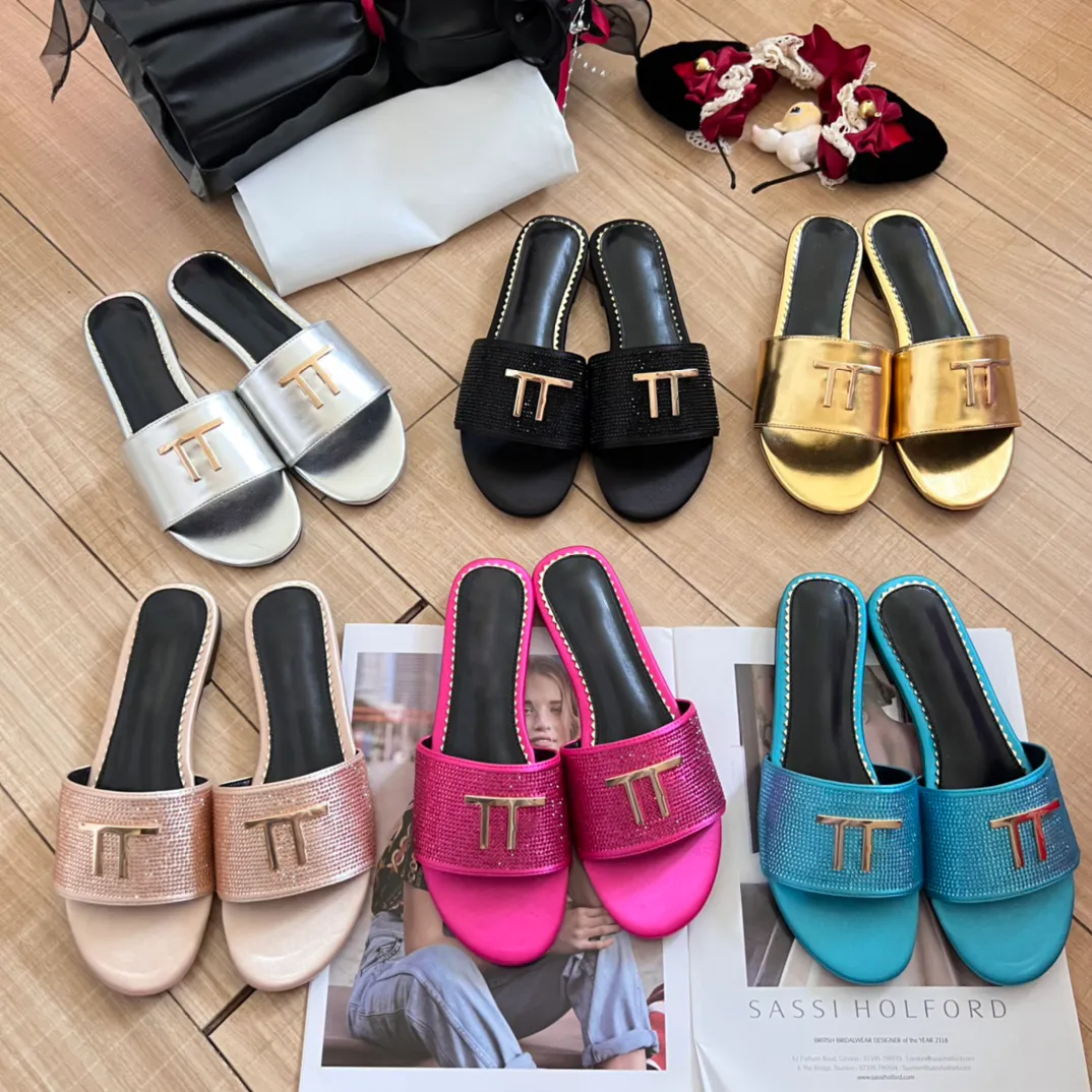 2024 Femmes Designer de luxe Slippers Flat Metallic Gol en cuir glissières en cuir sandales turquoise satin noire fuchsia femme sandale sandale de mode d'été à l'extérieur glissement