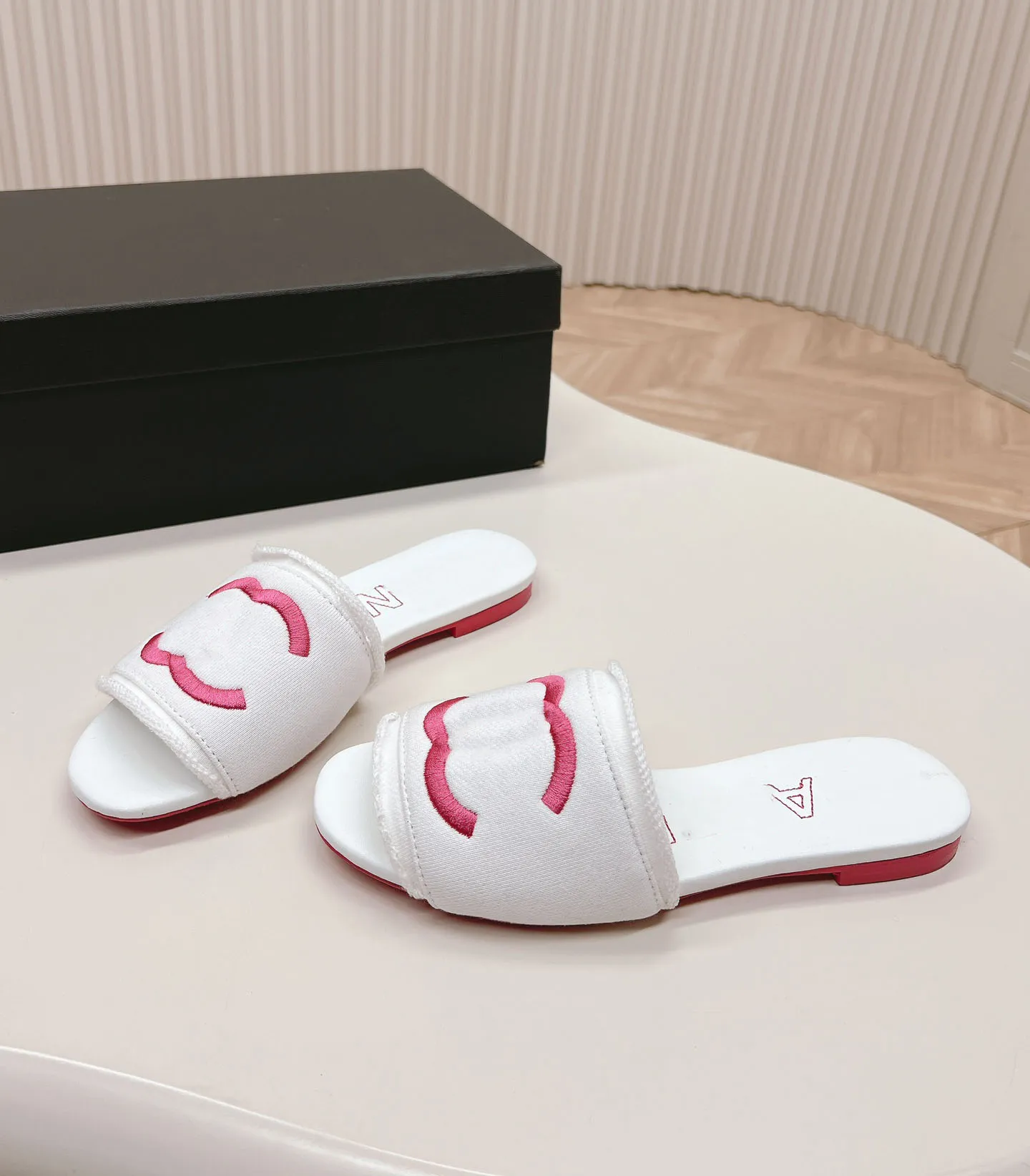 Luxusdesignerin Chanells Sandalen hochwertige C Mules Mode Heels Sandal Women Heel Slipper Beach Neueste Styles Schuhe 2453