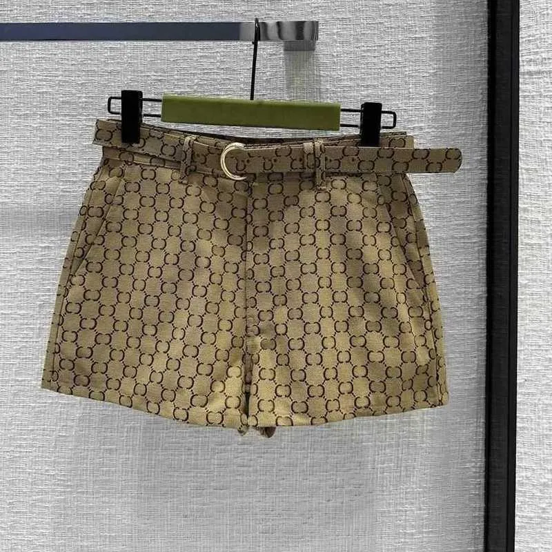 Frauen -Shorts -Designerin Frühling und Sommer Neues Nischendesign mit Ganzkörper Jacquard Belt Metal Logo Mode vielseitige Schlampen Shorts Frauen Trend 888