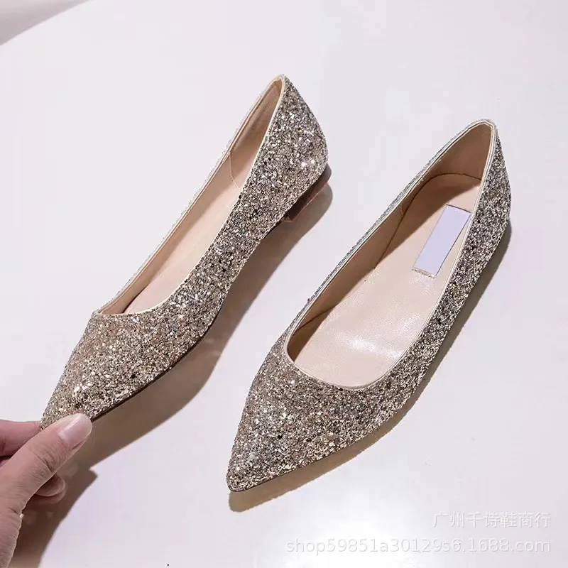 女性デザイナードレスシューズ光沢のある銀色の尖ったつま先の平らな靴ダイヤモンドスパンコールラインストーンチェーンシューズ