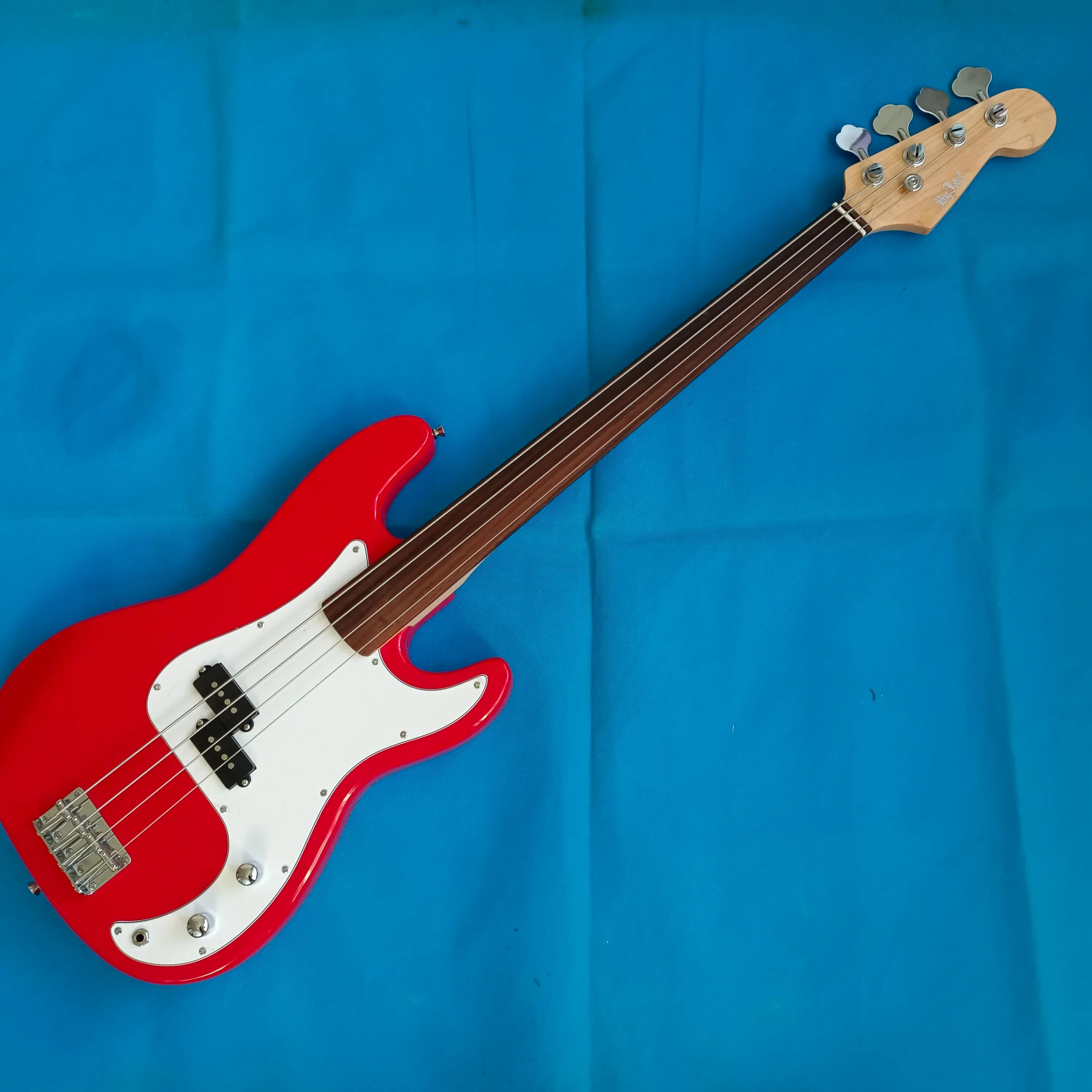 Chitarle senza fluido colore rosso corpo elettrico Bass per bimbo di palissandro a basso contenuto di bassi elettrici a 4 corde