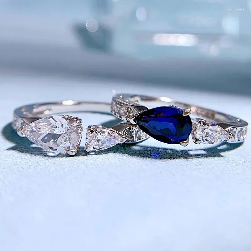 Anelli di cluster sugli anelli 2023 S925 Imitazione d'argento Sapphire 5 8 Anello di diamanti blu a pearhaped in Europa e in America