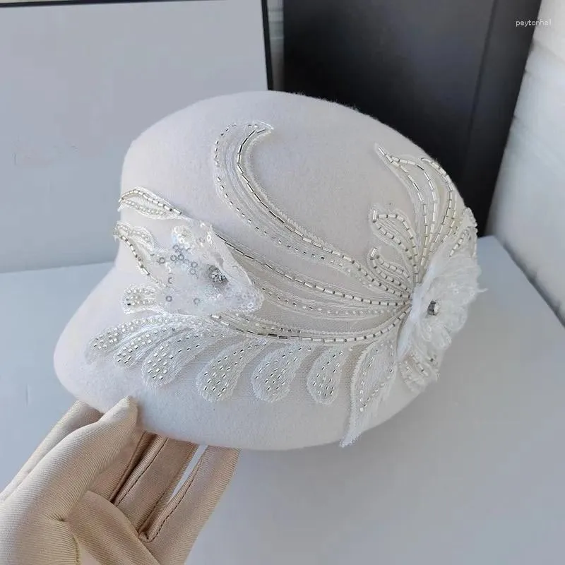 Bérets 202401-9326-29 Ins Chic Winter Perle String Phoenix Tail Fleur lait blanc laine blanche Felt Lady Equestrian Hat Hat Women Visors Cap