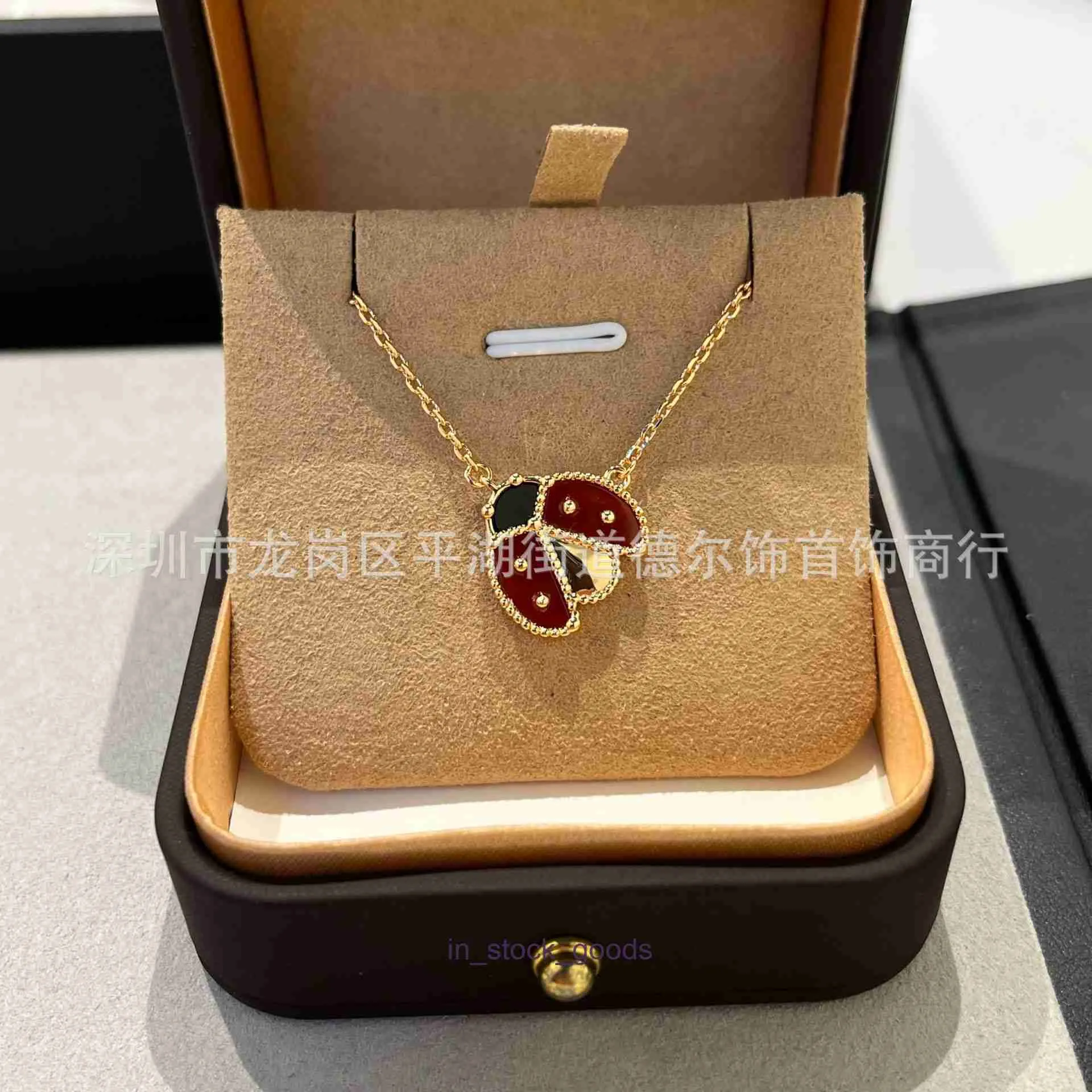 High -end designer ketting 1: 1 V GOUD VEROORDELDE HOGE KWALITEIT LADYBUG KINSING MET NATUURLIJKE ENTELIJK TRANSPARTENT RODE RODE CHALCEDONY VANGELEGENDE VANGELEGEND MET VERSE Kraagketen