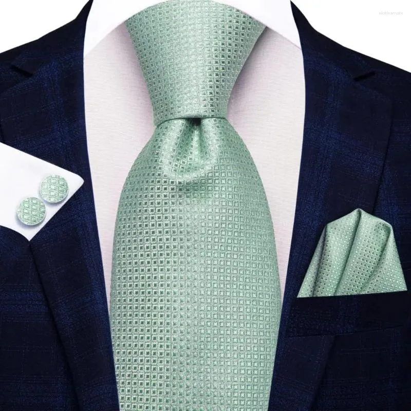 Cravate cadeau de Bow Ties pour hommes 2024 Green Plaid Fashion Brand de mariage Party Party Coldie Couchettes de manchette