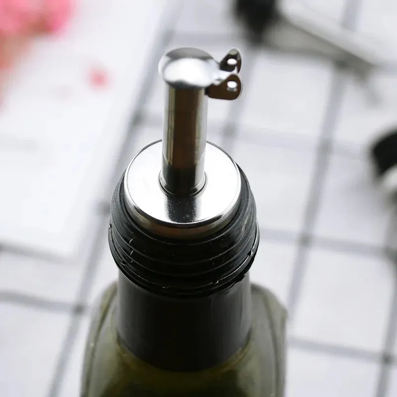 Vente chaude ménage pratique en acier inoxydable vin d'huile d'olive déverginante distributeur de bouteille en verre couleur de bouteille de cuisine accessoires