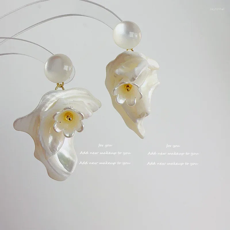 Orecchini a pennaglie In Fashion White Irregolare Pearl Flower Girl Gioielli