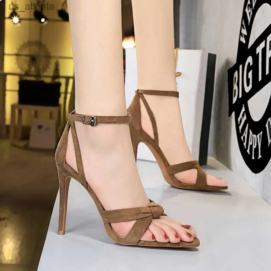 Klänningskor BigTree Summer Sandals for Women New Fashion Novelty Buckle Strap Flock 8.5cm Thin Heels Party Prom Black H240403ECN7