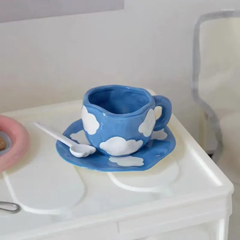 Xícaras pires criativos pintados à mão Blue Sky White Cloud Coffee Chart com pires Handmade Irregular Home Ceramic Tea e presente exclusivo