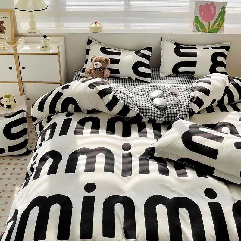 Sets Beddengoed Zwarte letter Gedrukt Set Eenvoudig dekbedoverkapsheet Twin Full Size Boys Girls Bed Linnen Soft Polyester Home Textiles