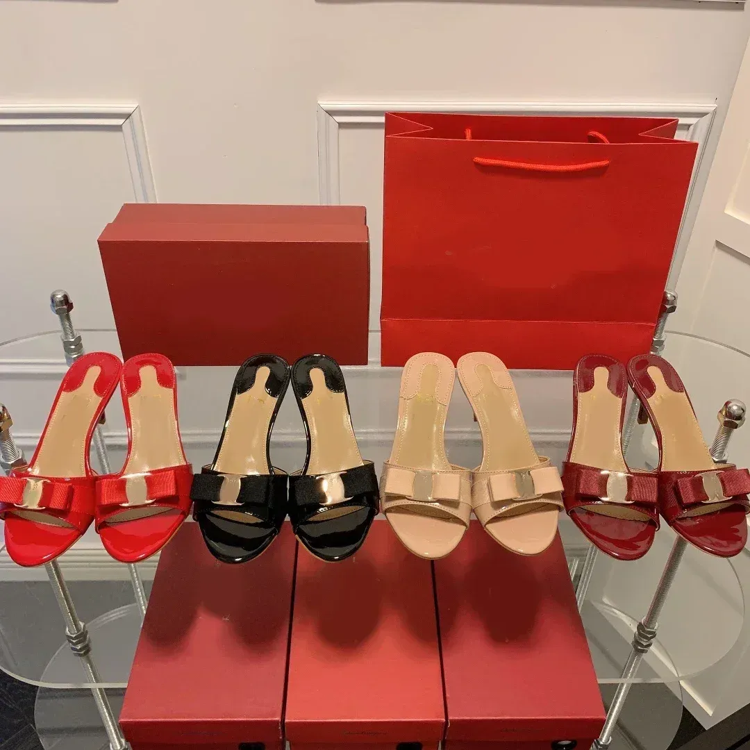Lakierowe kapcie kokardowe dla kobiet noszą cienkie obcasy na letni nowy styl czerwony wróżki sandały z linii prostej z średnimi obcasami