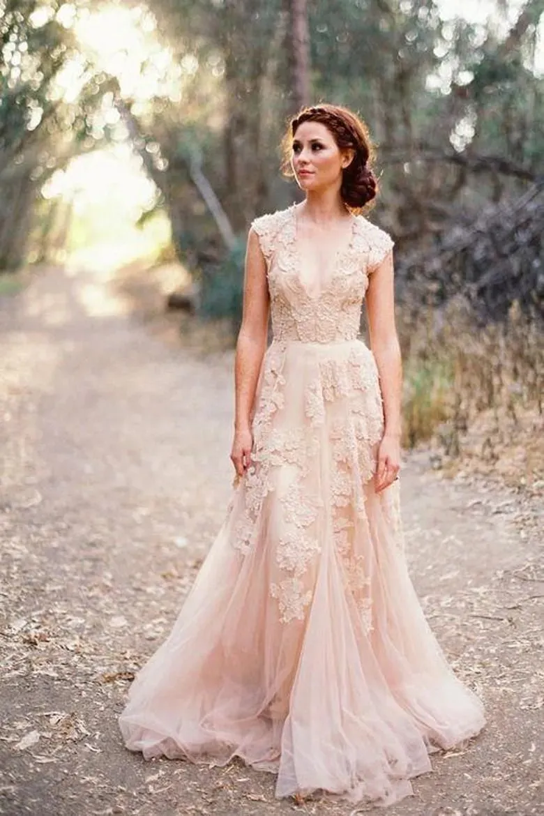 Country élégant A LINE Robes de mariée Deep V-Neck en dentelle Appliques Sweep Train Garden Bouches nuptiales Robe de mariée romantique en tulle rose nude