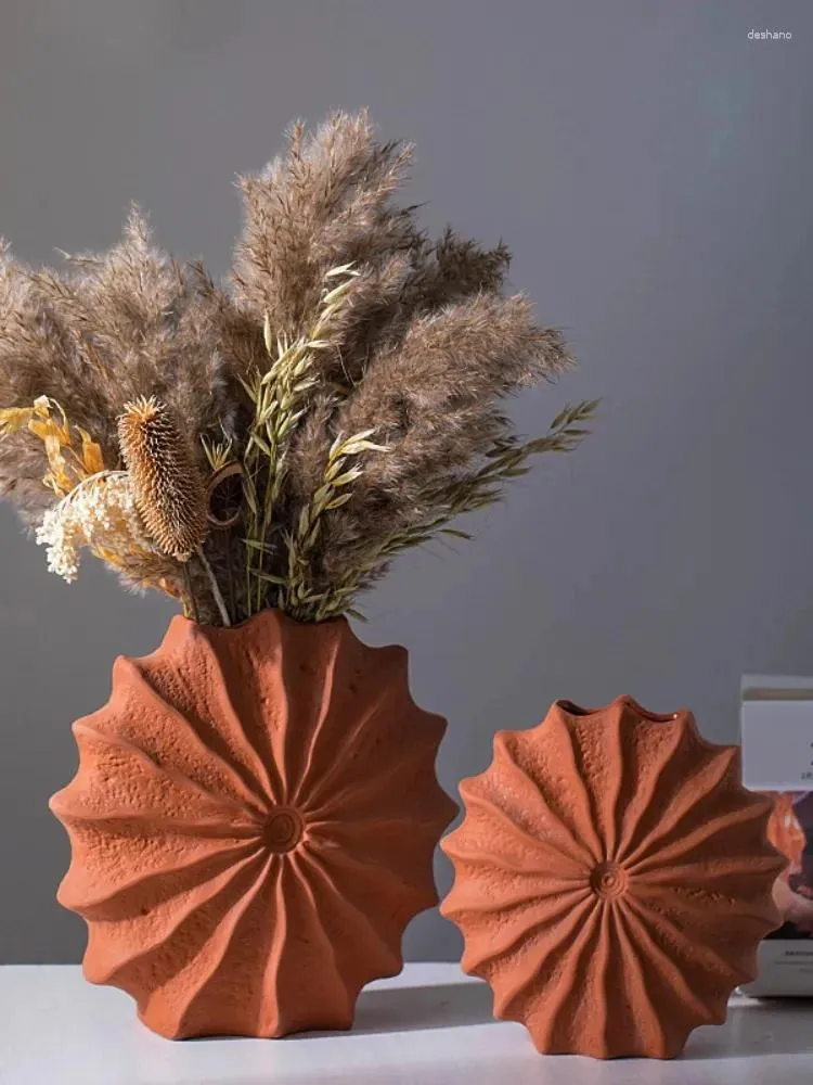 Vases en céramique rouge avec un sentiment de luxe et une valeur esthétique élevée. Décoration haut de gamme créative nordique