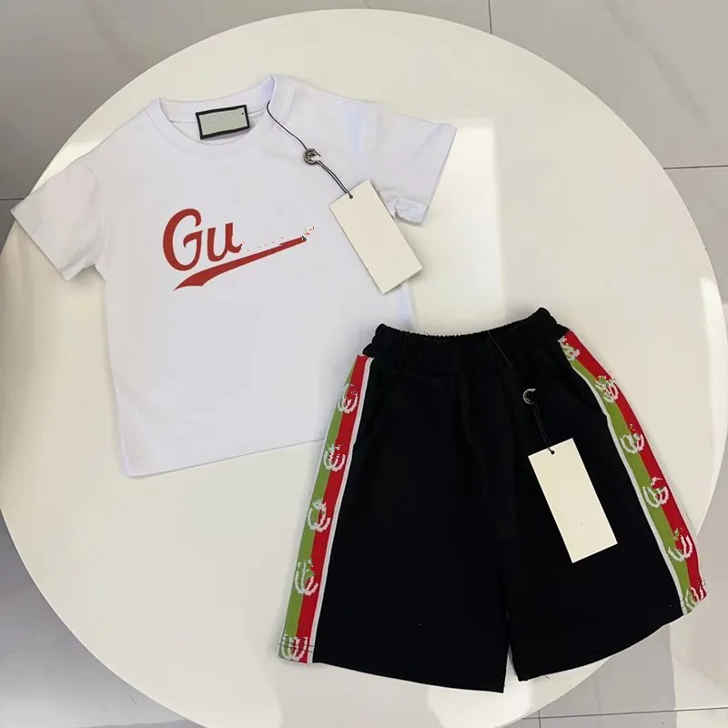 Çocuk Tasarımcı Erkek Kızlar Moda Baskılı Set T-Shirt Şort Bebek Günlük Çocuk Spor Giyim 2 Parçası 90cm-150cm B13
