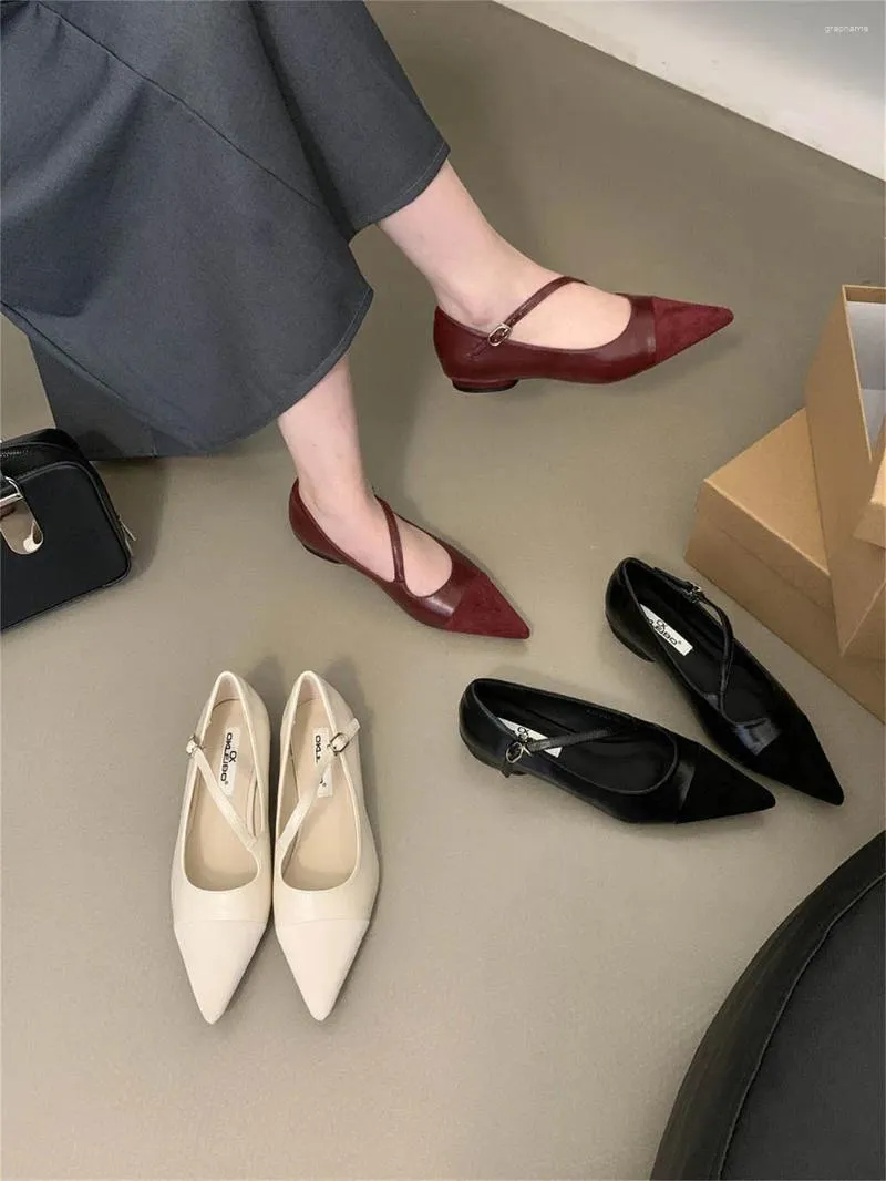 Chaussures décontractées Ballet Dance pointue Femmes Flats Loafers 2024 Arrivées Black Blanc Blanche Boucle de boucle
