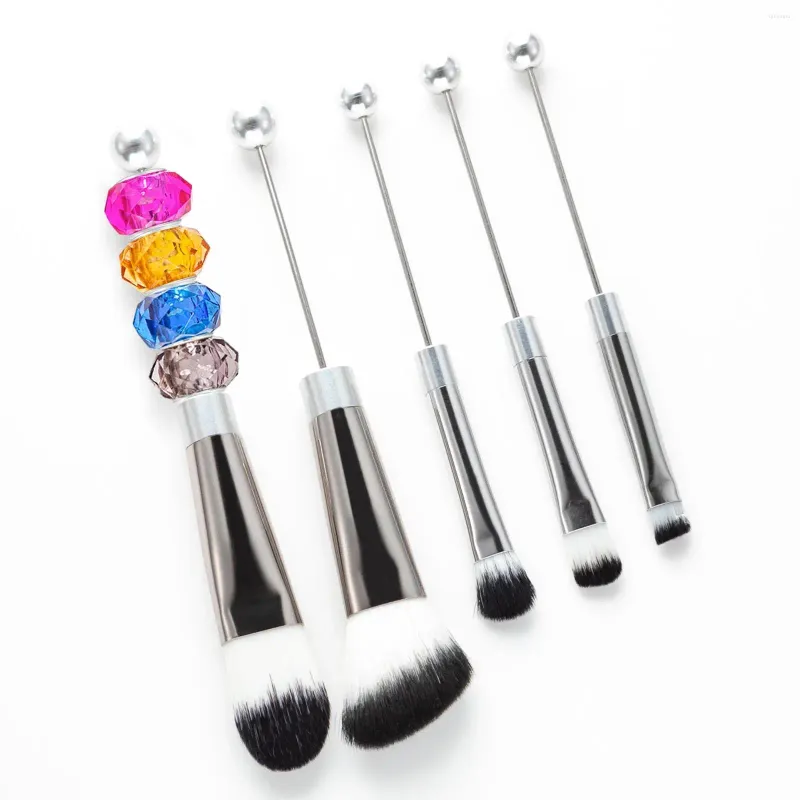 Brosses de maquillage 5pcs Brosse à fard à paupières perlé Fondation en métal Handle Kits d'outils de maquillage de bricolage professionnel pour IE Adultes Sœur femme