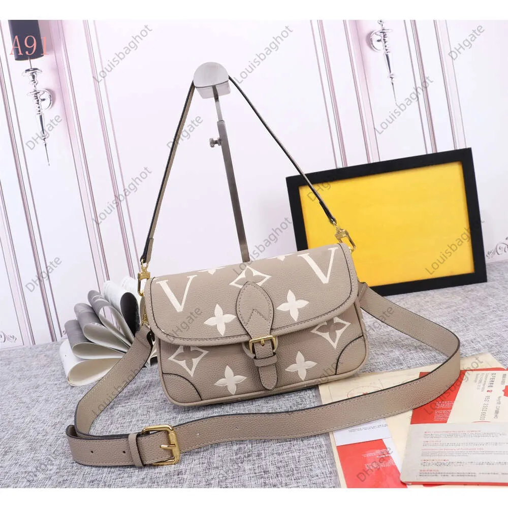 10A 2024 Väskor Fashion Women Postman Bag Satchel Shoulder Cross Body Luxury äkta läder Hobo Chain Handbag Presbyopic Drawstring Bucket Diane M45985