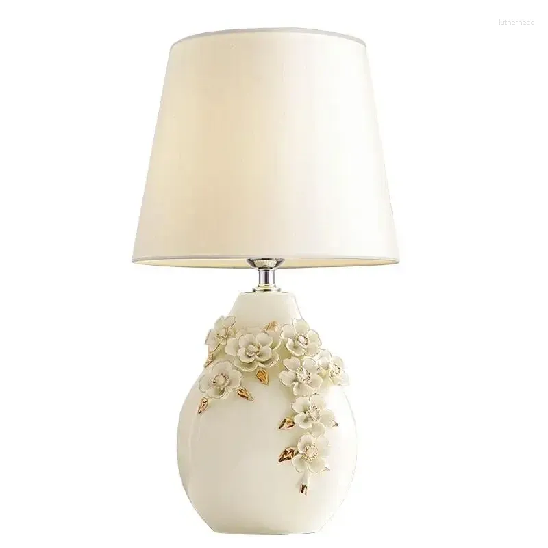 Tischlampen Retro romantische geschnitzte Keramik -Lampe Haus warme europäische Landdekoration Prinzessin