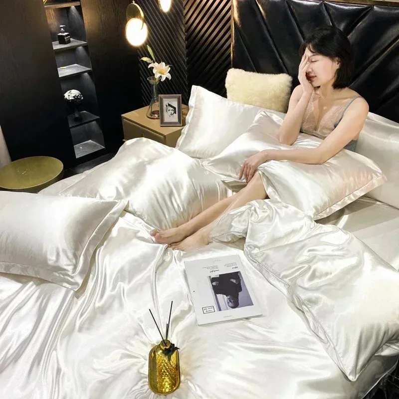 High-end mengen Natural Mulberry Silk Bedding Set Luxe Satin Silky Queen Size dekbedoverkapset met vellen King Size Bed Set 240415