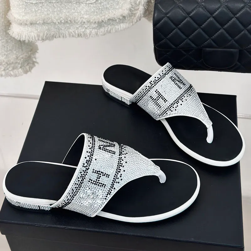 Kvinnor thongs sandaler slingbacks klänning sko desringer chunky klackar tofflor med strass mular brev tofflor klassisk svart silver casual sko utomhus strandsko