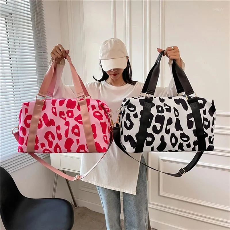 Duffel Bags 1 PC Fashionabla Travel Duffle Women Leopard Big Nylon Tote Fitness Gym Ladies Weekend Handväskor Våt och torr separering