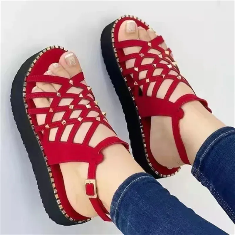 Slippers Women's Rivet Sandals 2023 Été Nouvelle plate-forme de mode romaine High Heels Casual Sports Beach Wedge Sandales Chaussure Femme