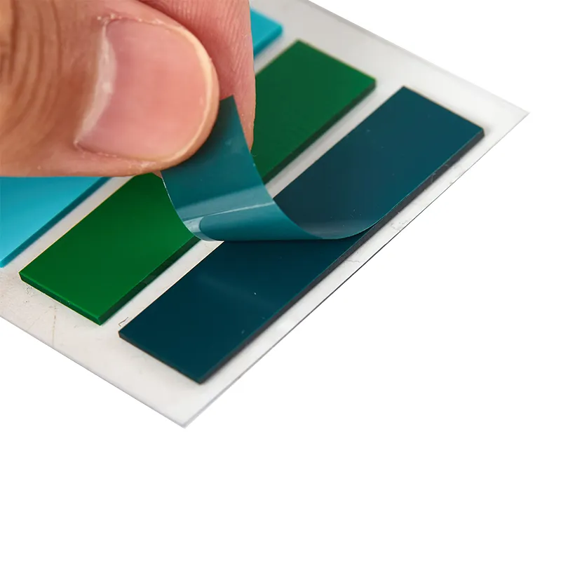 Testo Del Decreto Di Divorzio Sulle Note Appiccicose Isolate Sulla Scrivania Fotografia Stock - Foto 4